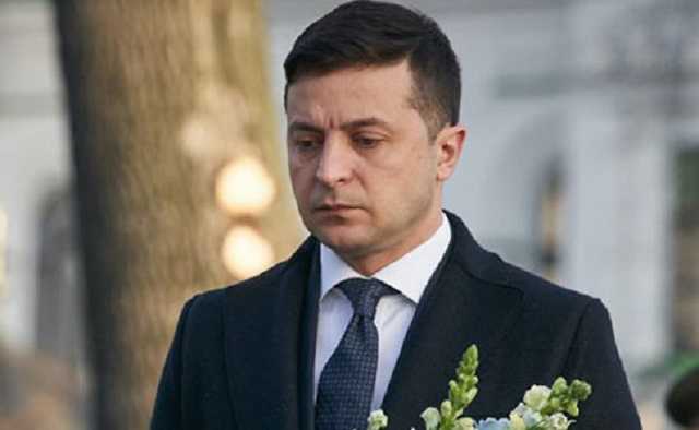 Рейтинг Зеленского упал почти вдвое