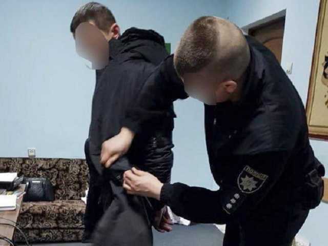 Представлялись полицейскими: в Хмельницком задержали наглых мошенников