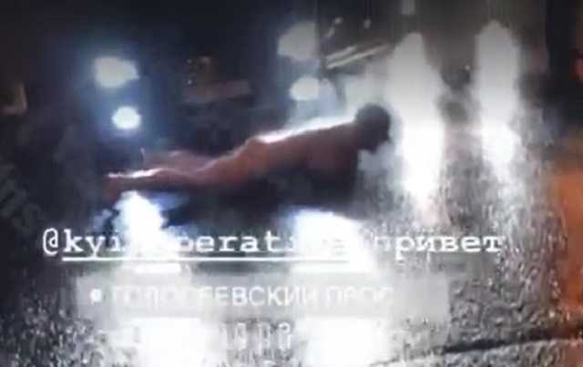 В Киеве голый мужчина лег на дорогу и звал Андрюху