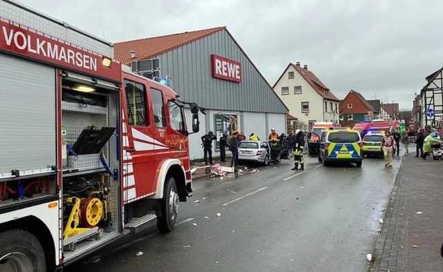 В Германии машина въехала в толпу, есть пострадавшие