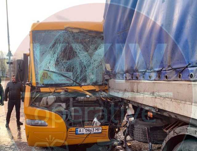 В Киеве маршрутка на полном ходу влетела в грузовик: 12 пострадавших