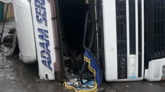 Под Харьковом водитель не справился с управлением и опрокинул фуру со свиньями