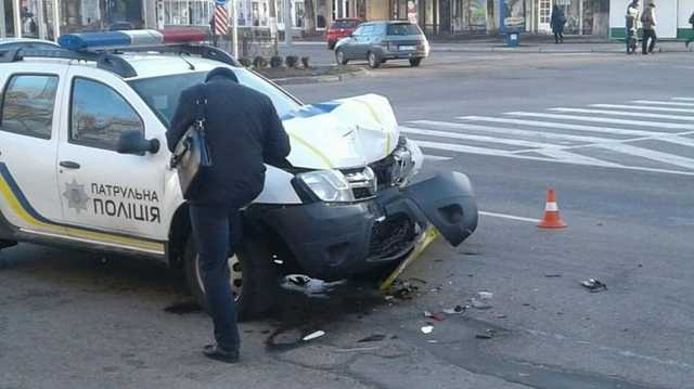 В Кременчуге полицейский уснул за рулем и протаранил троллейбус