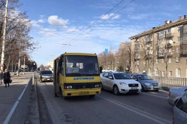 В Днепре двое неадекватов с ребенком разгромили маршрутку