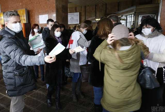 Найбільший ризик заразитися коронавірусом в українців, яким за 80, — РНБО