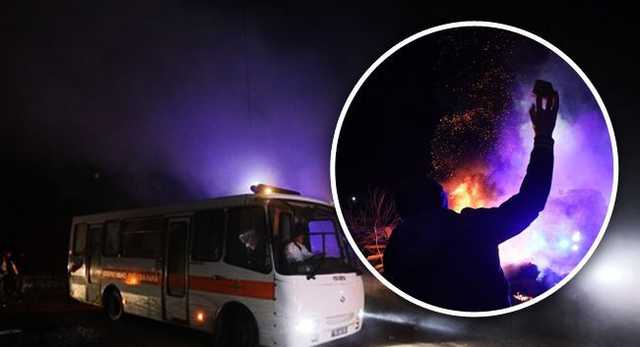 Камни в автобусы в Новых Санжарах бросали женщины