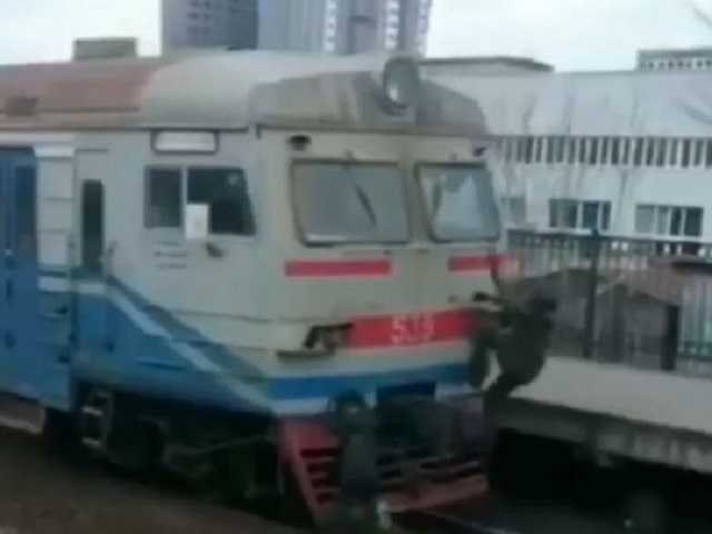 Опасные забавы: на электричке в Киеве заметили малолетних зацеперов