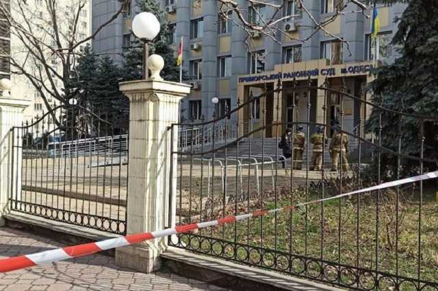 В Одессе мужчина с гранатой захватил здание суда