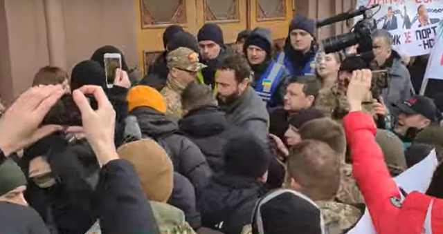“Дубінський чорт!” – у ДБР зустріли нардепа від “Слуги народу”