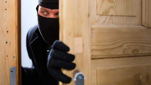 В Одессе вооруженные бандиты в масках напали на дом судьи