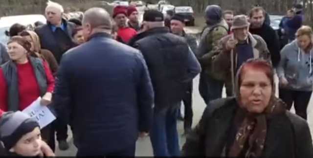 Румыны своим эвакуированным соотечественникам устроили "Новые Санжары" с вилами и топорами