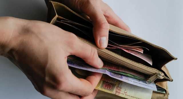 Средняя зарплата украинцев за месяц уменьшилась на 12,5%