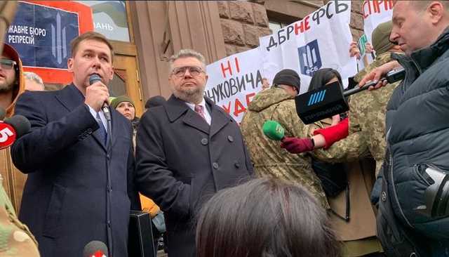 Допрос Петра Порошенко в ГБР закончен. Подозрений ему не вручили