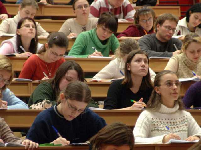 Студентам украинских вузов задерживают стипендии: названа причина