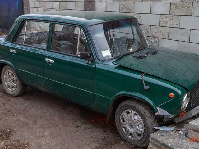 Водитель ВАЗ протаранил припаркованные авто в Днепре и влетел в забор