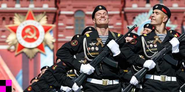 Идут в Москву изгонять Путина: сети повеселило видео странной военной акции в России