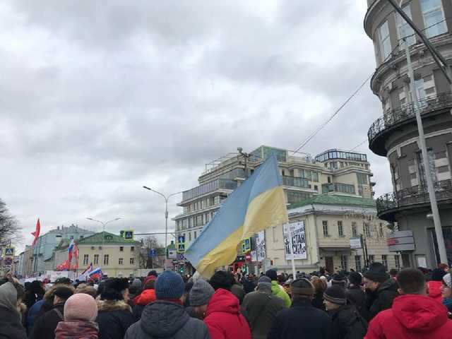 В Москве на марш памяти Немцова пришли с флагом Украины