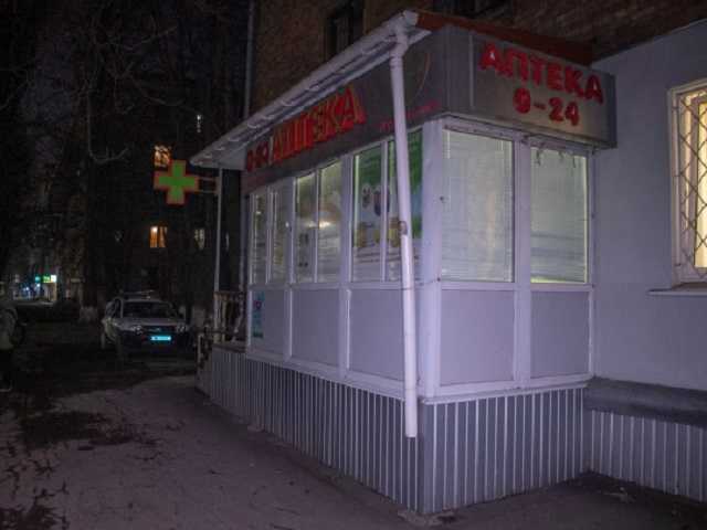 В Киеве грабитель в маске напал на аптеку с газовым баллончиком