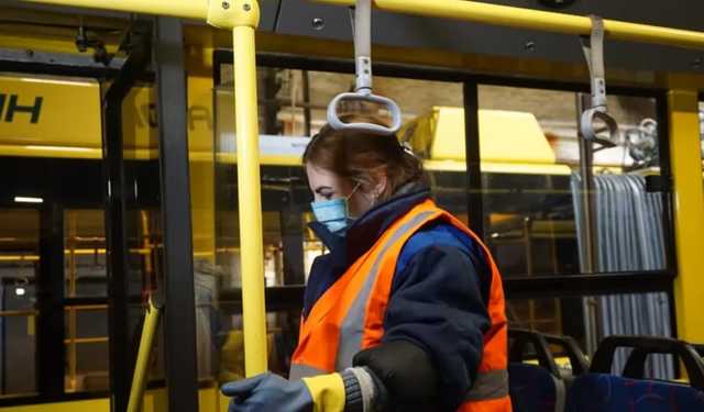 Грипп в Украине: как ежедневно дезинфицируют киевский транспорт