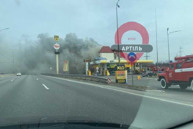 Под Киевом загорелся отель возле АЗС