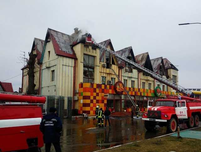 Появились подробности пожара в отеле возле АЗС под Киевом