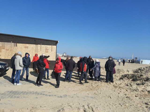 В Затоке протестующие крушат незаконную стройку на пляже