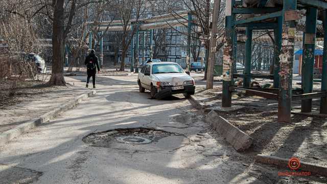 В Днепре пьяный водитель Ford врезался в опору и попытался сбежать