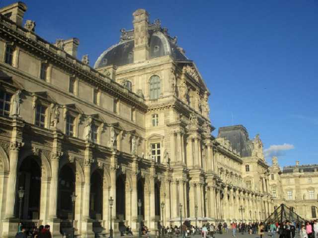 Знаменитый Лувр закрыли для посетителей из-за коронавируса