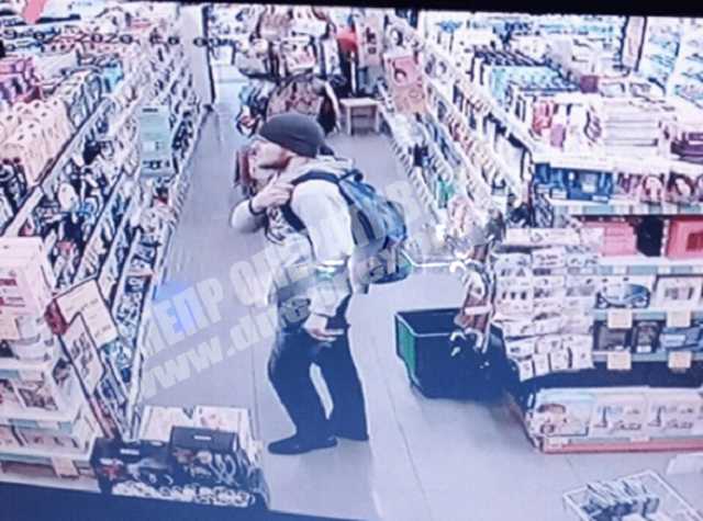 Украл коробку для пожертвований детям: в Днепре разыскивают бездушного вора