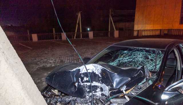 В Днепре Honda врезалась в столб