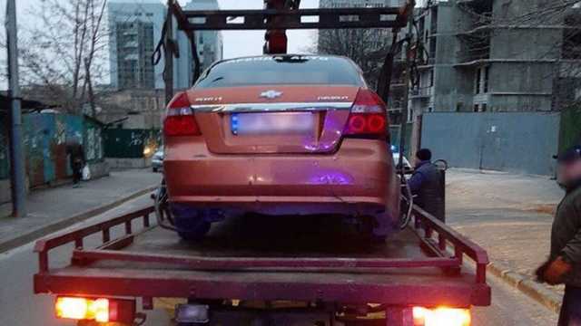 В Киеве пьяный водитель устроил два ДТП, пытался сбежать и уснул за рулем