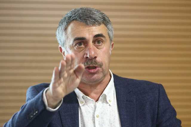 Комаровский ответил украинцам, стоит ли отменять поездку за границу из-за коронавируса