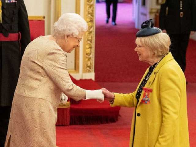 Коронавирус внес коррективы в наряд королевы Елизаветы II