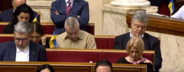 Порошенко заснув у Верховній Раді