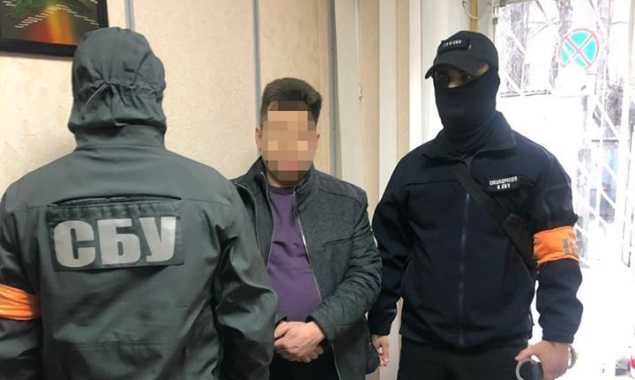 Работника Миграционной службы задержали в Киеве при получении взятки