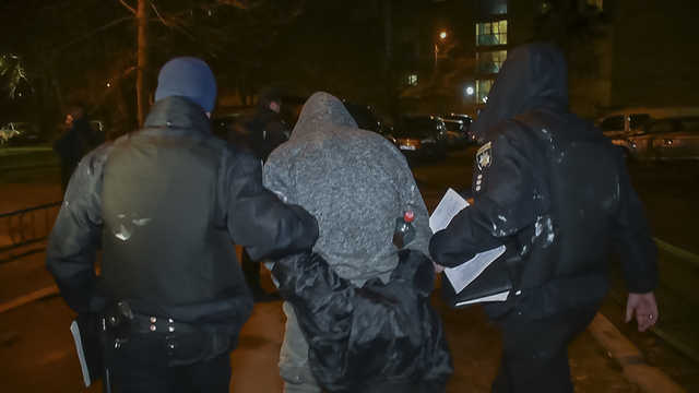 В центре Киева мужчина разгромил подъезд и угрожал взорвать гранату