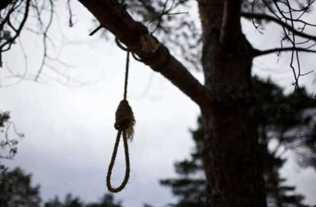 В Днепре во дворе домов нашли повешенного мужчину