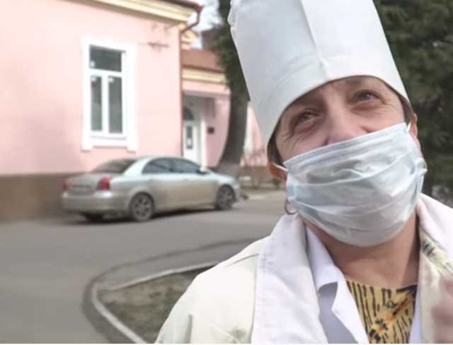 Коронавирус в Черновцах: люди пожаловались на врачей без масок и костюмов