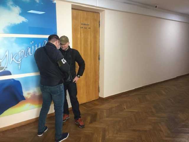 Сотрудники СБУ охраняют вход в кабинет Е.Мазур.