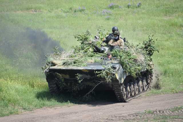 В зоне ООС подорвалась БМП: один военный погиб, еще трое травмированы