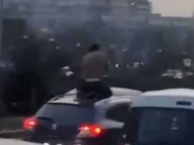 В Киеве таксист залез на крышу авто, чтобы остановить пьяного водителя