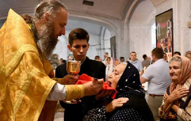 В ПЦУ назвали богохульством припущення, що коронавірус може передаватися через причастя