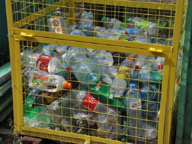 Оккупанты распиарили открытие мусорного контейнера в Донецке: в сети смеются