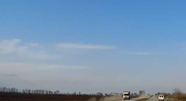 В Днепре авто Geely вылетело на обочину и перевернулось