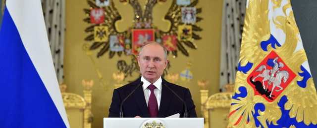 Орешкин пояснил, почему Путин засуетился с Конституцией