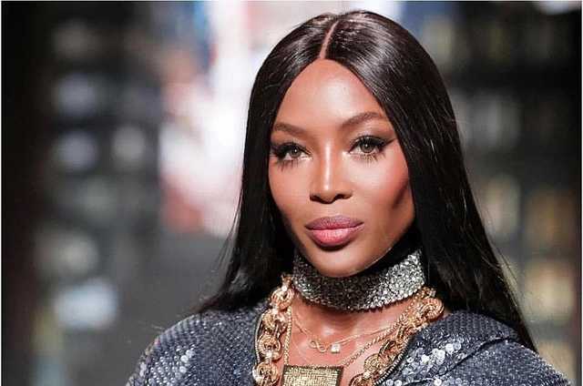 Из-за коронавируса Наоми Кэмпбелл путешествует в защитном костюме, очках, перчатках и маске