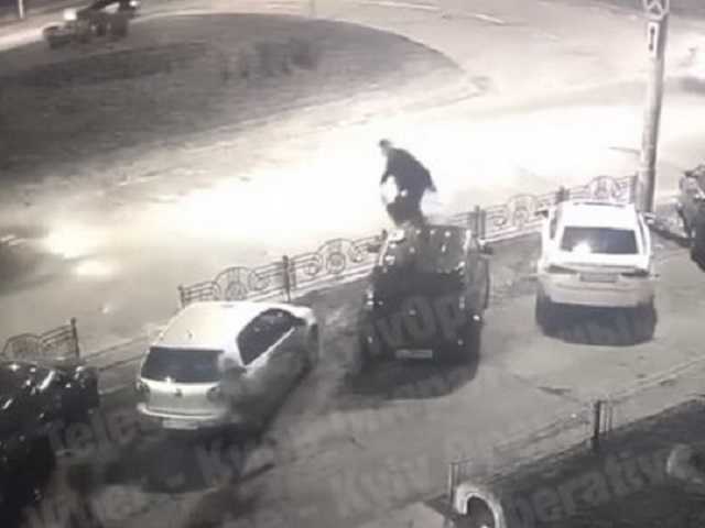 В Киеве парень прыгал по припаркованным машинам: очевидцы удивили своим поведением