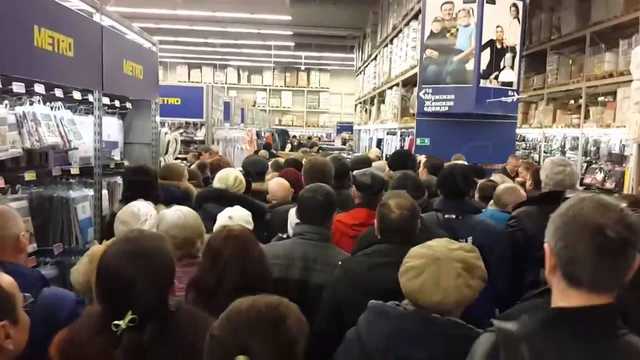 Киевляне атаковали супермаркеты, скупая туалетную бумагу и макароны