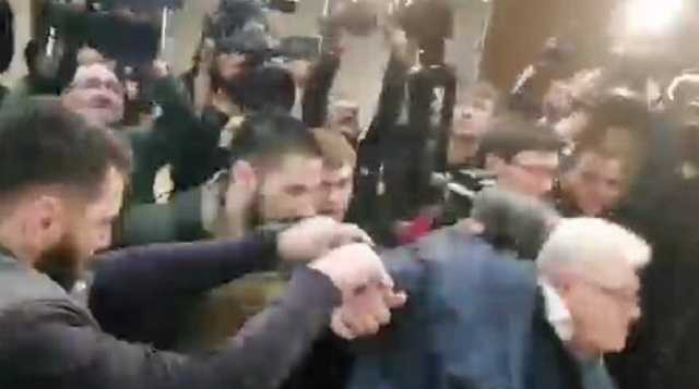 Ветераны АТО затолкали Сивохо, он упал: появилось видео