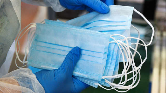 Шмыгаль поручил антимонопольному комитету проверить стоимость медицинских масок